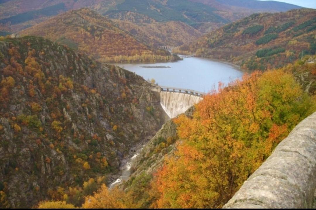 Sur Les Rochers Du Lac & Location-Rando En Vtt Villefort  Exteriör bild